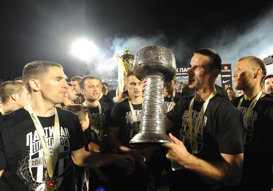  Igrači Partizana posle osvajanja Kupa Srbije 