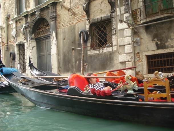  Venecija gondolijeri debeli turisti 