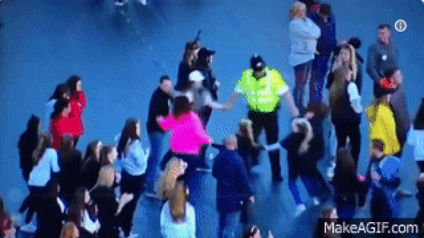  Mančester koncert Ariana Grande policajac igra sa decom 
