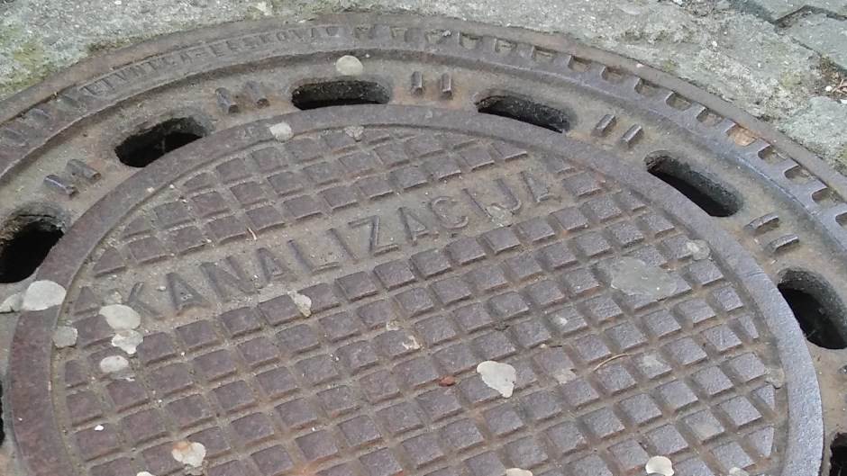  Prag umrla devojka u kanalizaciji tražila blago 