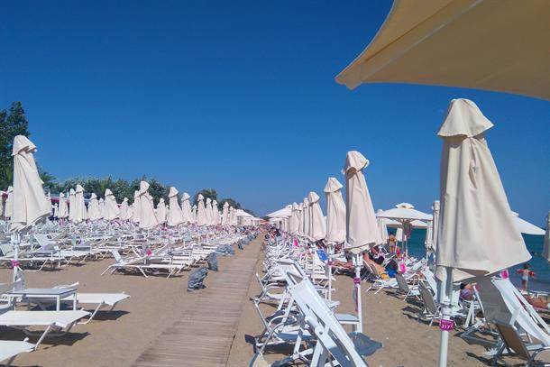  Krf - Samoubistvo - Turista skočio sa balkona hotelske sobe - Grčka more - odmor - sezona 2020  