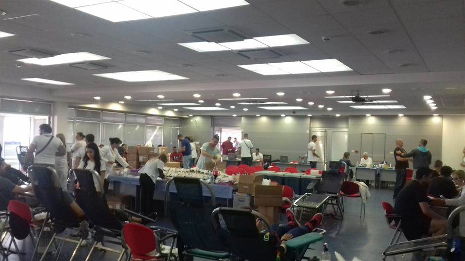  Crveno-bela krv humanitarna akcija davanja krvi 