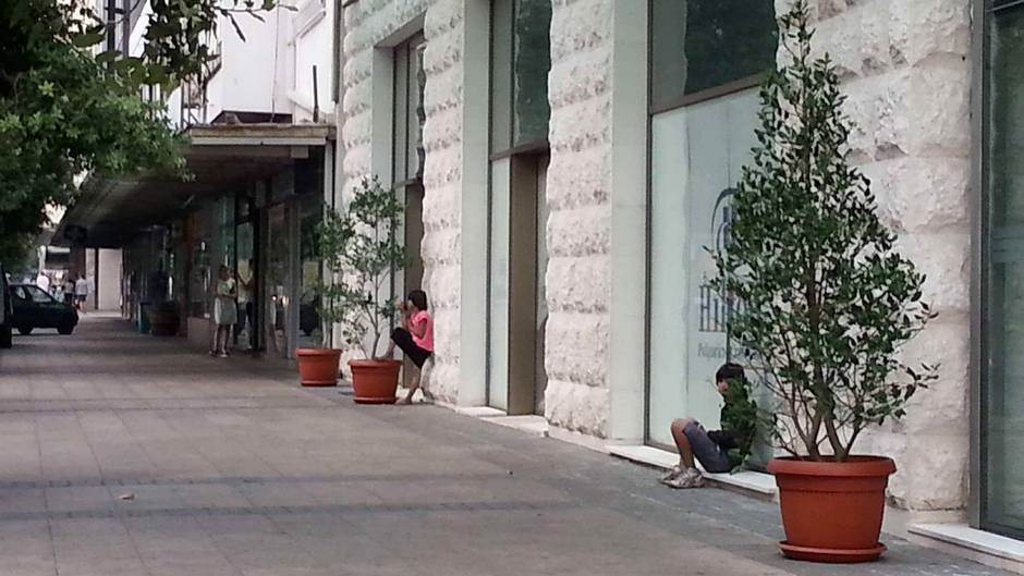  Podgorica devojčica razvukla kanap po trotoaru 