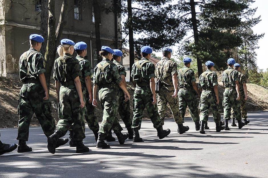  Vučić najavio značajno povećanje plata u Vojsci  