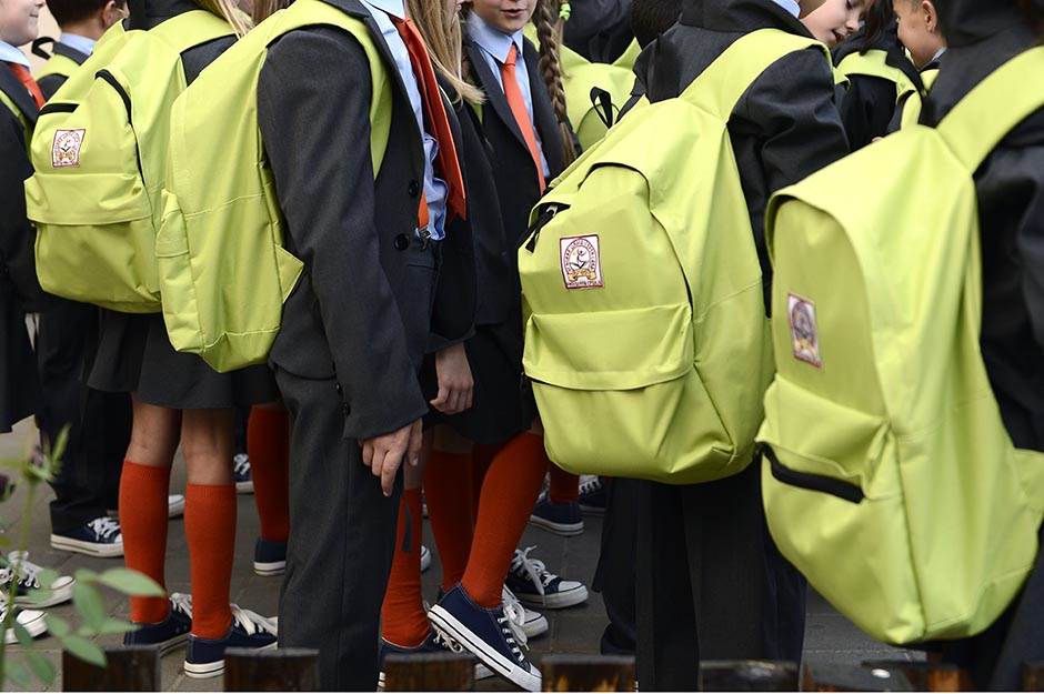  Deformiteti kičme kod dece kako treba da izgleda školska torba 