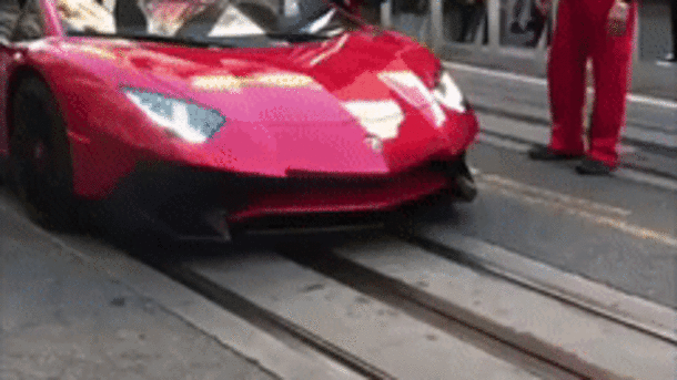  Lamborghini aventador video čovek trči preko auta 