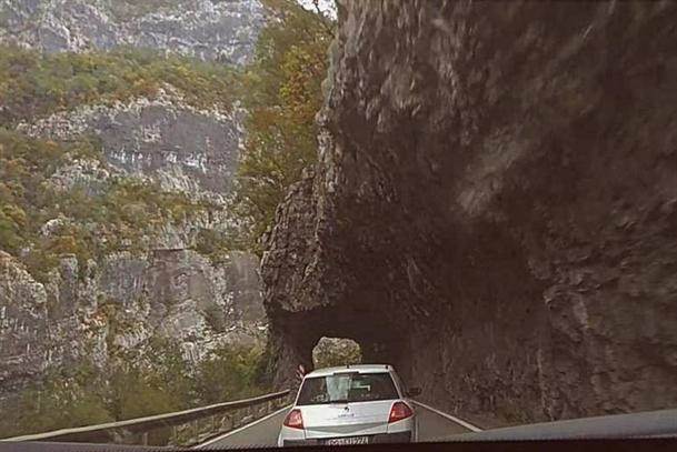 Preticanje preko pune linije kanjon Morača snimak 