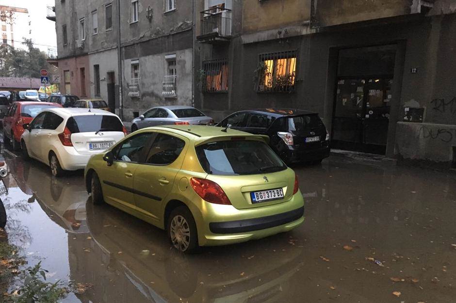  Beograd - voda šiklja iz hidranta u Mekenzijevoj ulici 