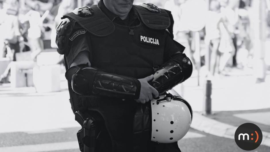  Crna Gora - policajci u bermudama 