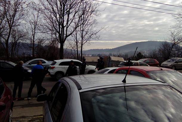  Rakovica: Naoružani muškarac drži taoce 