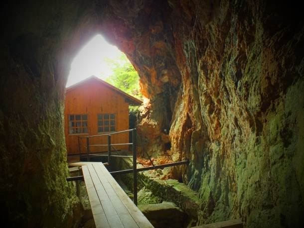   Zatvorena Titova pećina u Drvaru,odron uništio baraku 