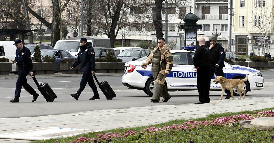  Muškarac preti bombom ispred Skupštine Srbije 