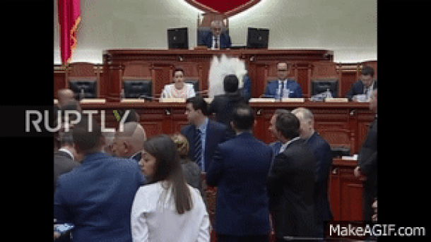  Edi Rama - napad u parlamentu 