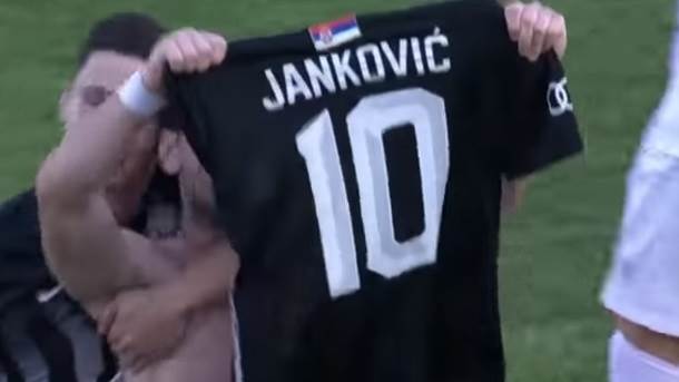  Marko Janković pokazao dres publici 