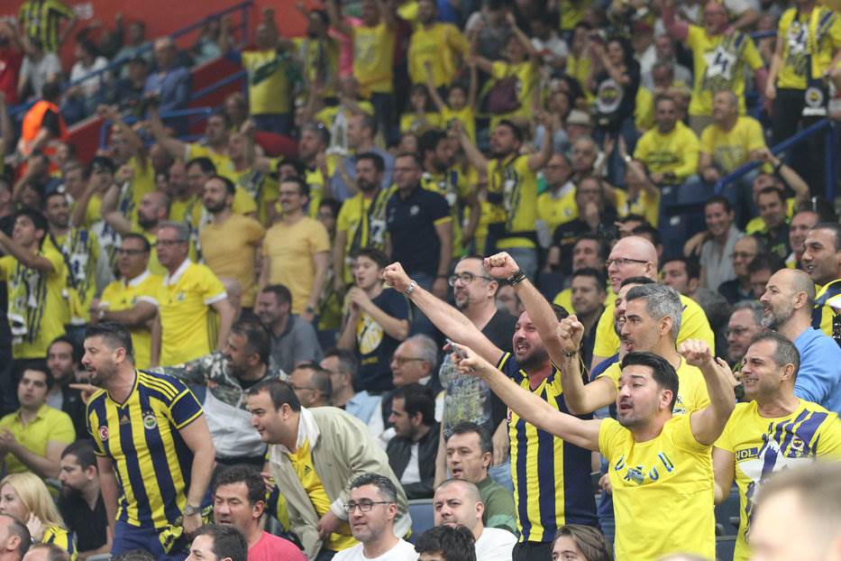  Turska zemljotresi navijači Fenerbahče ubacivanje šalova u teren, prekid utakmice 