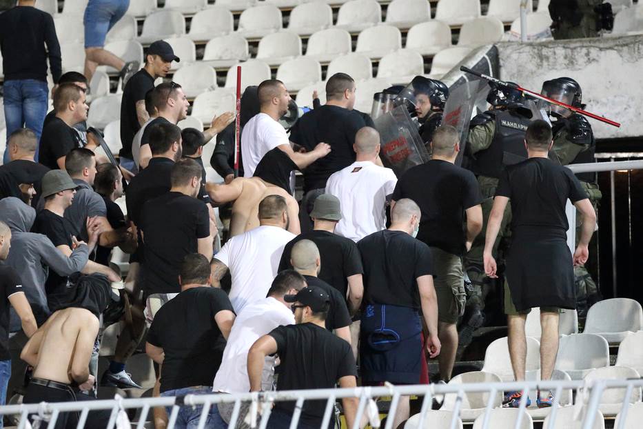  Međusobna tuča navijača Partizana  
