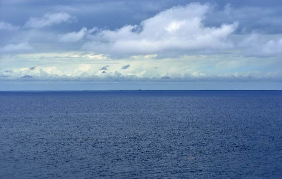Самой молодой океан. Океан с далека ДМО. Открытый океан 2022. Океан крона. Плоская и длинная картинка океан.