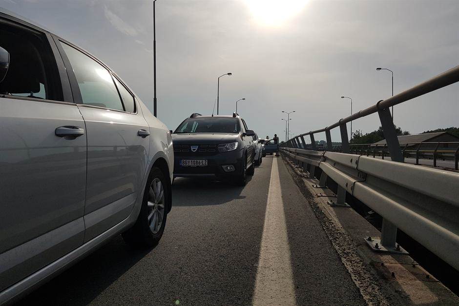  Praznične gužve počele: Kolone vozila na autoputu kroz Beograd  