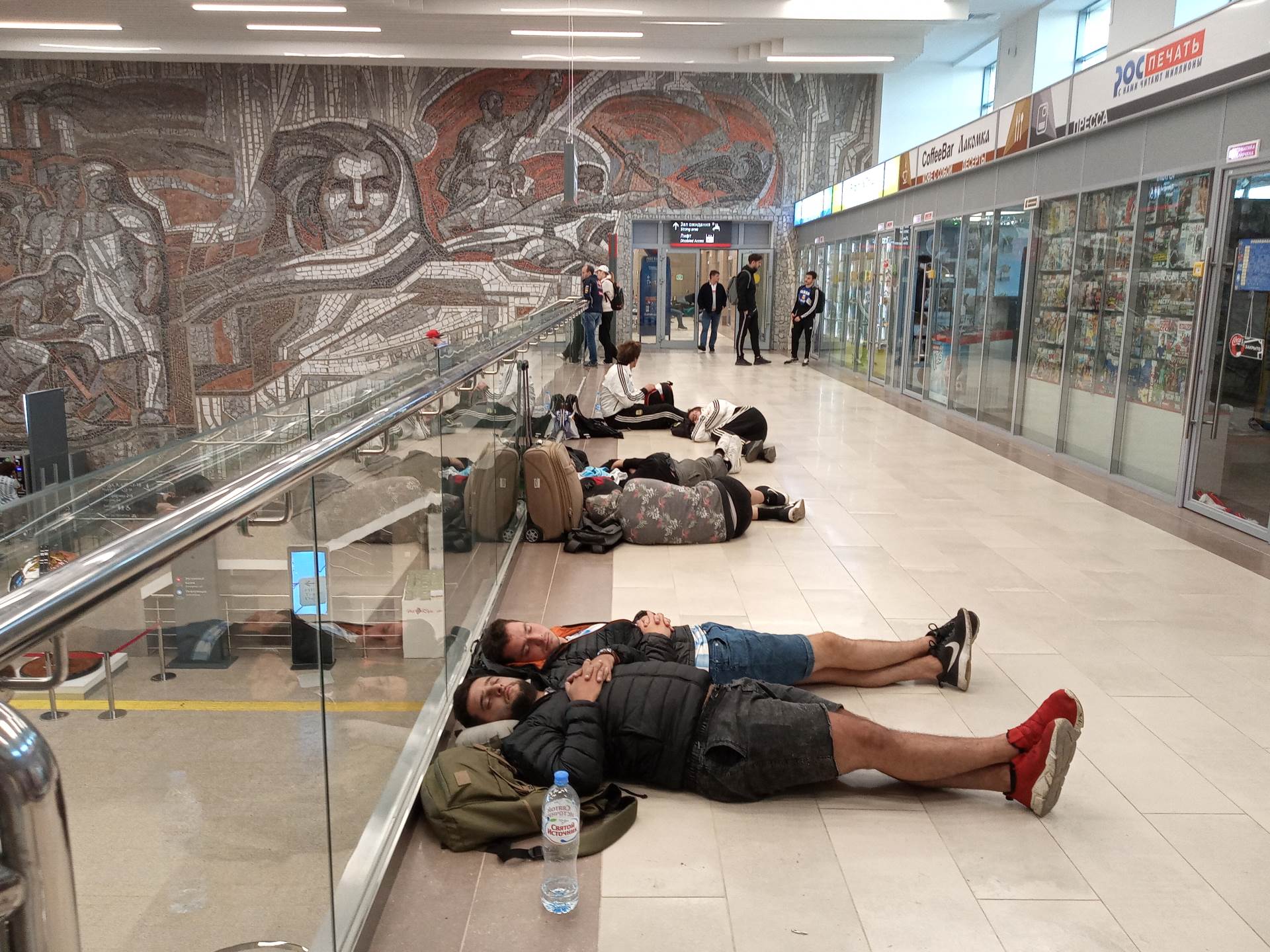  Navijači Argentine spavaju na stanici Nižnji (kolumna Nikole Jankovića) 