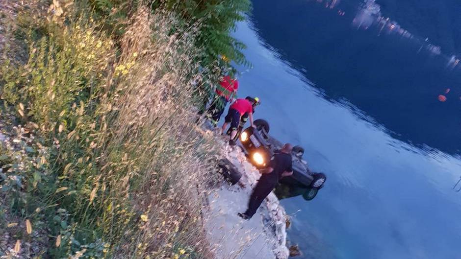  Crna Gora: Automobil sleteo niz liticu u more, poginula žena! 