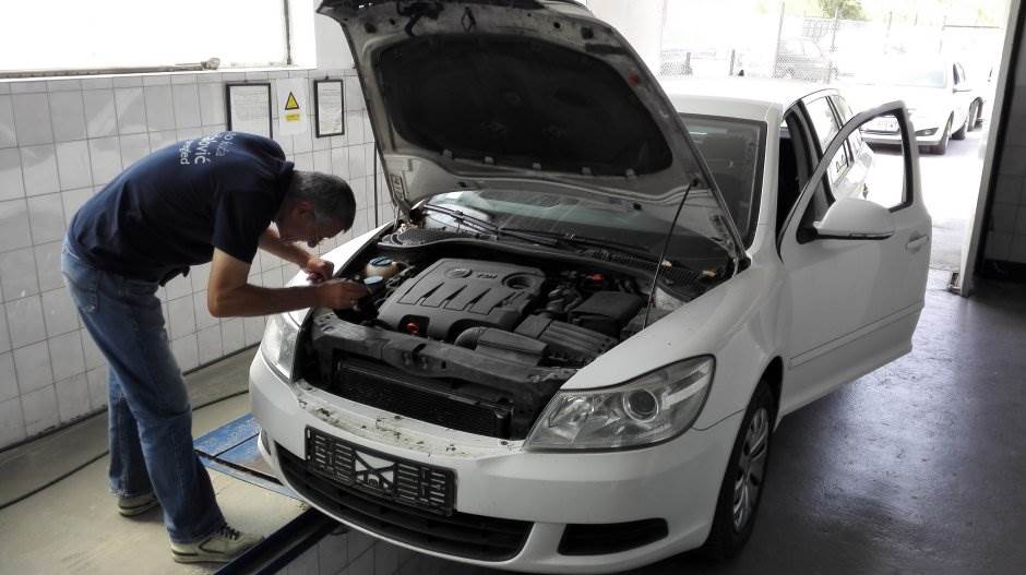  auto servis tehnicki pregled automobil vozaci voznja popravka automonila kvar na autu automehanicar 