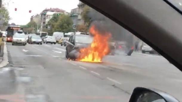  Zapaljen automobil Kneza Miloša Beograd VIDEO 