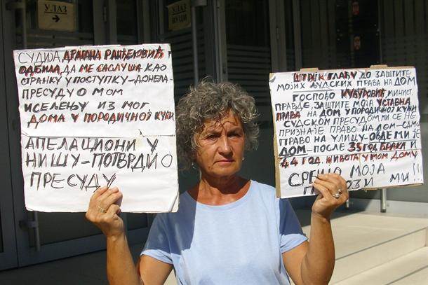  Leskovac: Penzionerka štrajkuje glađu ispred suda! (FOTO) 