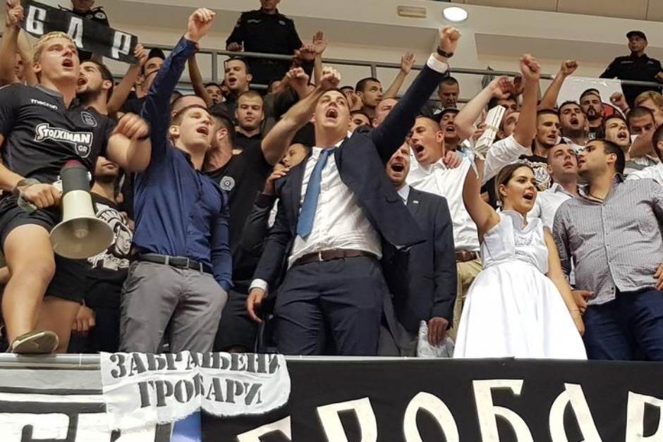  Mladenci iz Bara na utakmici Mornar - Partizan Oženjeni Grobari Partizanu odani 