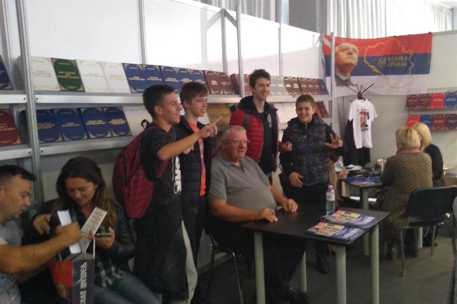  Vojislav Šešelj na sajmu knjiga deca čekaju u redu 
