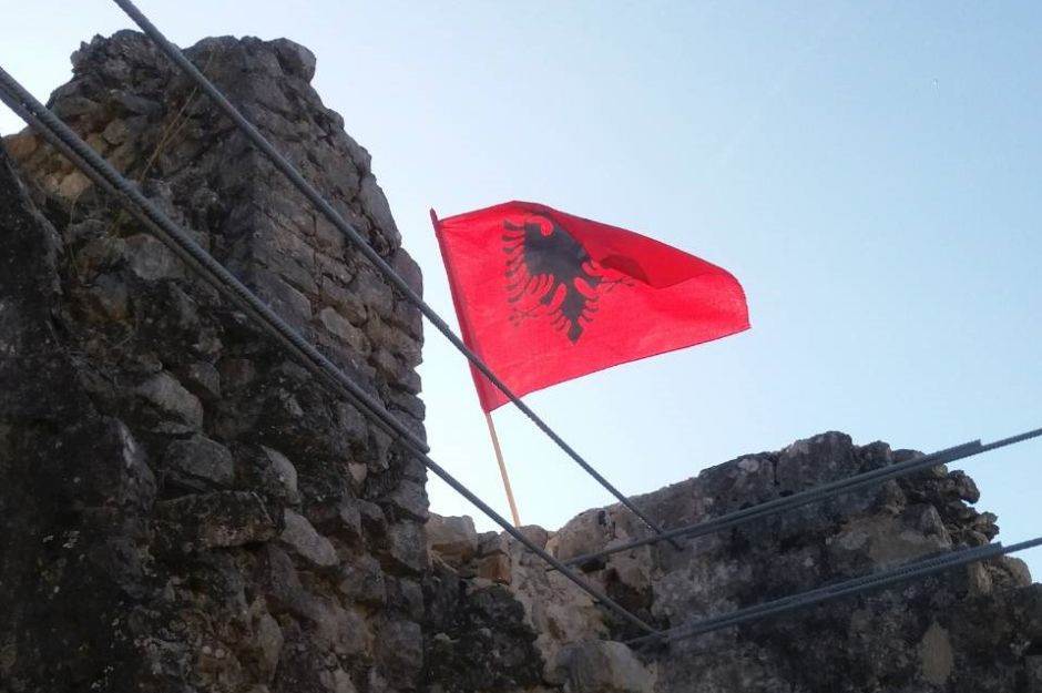  Albanska zastava na bedemu srednjevekovnog grada u Crnoj Gori 