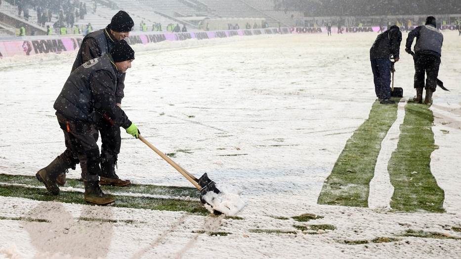  Rumuni velikom četkom za čišćenje šljake uklonili sneg sa fudbalskog terena VIDEO 