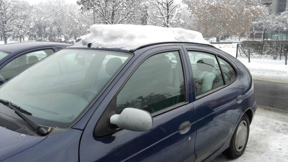  Neočišćen sneg na automobilu kazna zakon Srbija Hrvatska Slovenija 