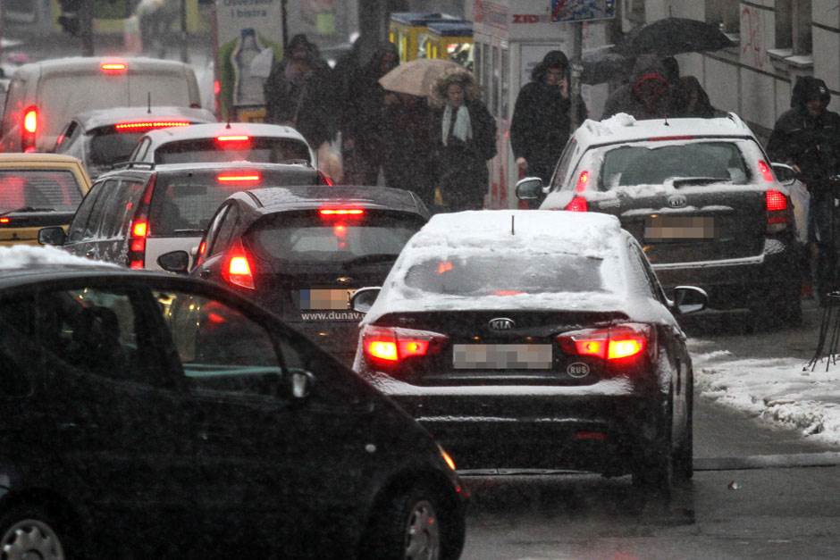  Sneg u Beogradu -Haos u saobraćaju mnogim delovima grada 
