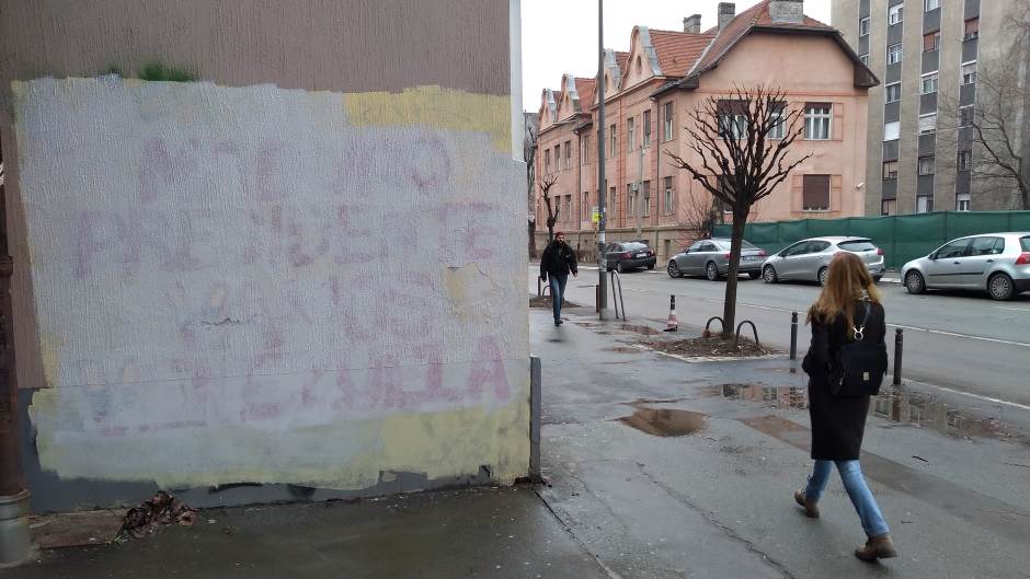  Četnički grafiti na školi Filip Kljajić u Beogradu prekrečeni 