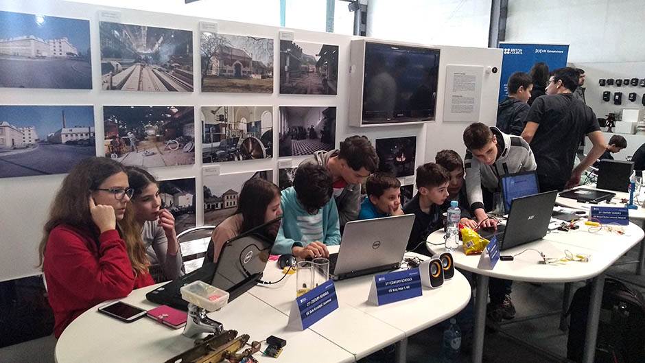  Digitalizacija u školama u Srbiji - naredne tri godine deca uče programiranje 