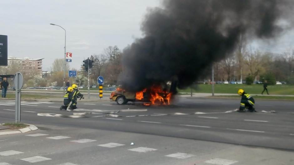  Automobil se zapalio na Novom Beogradu 