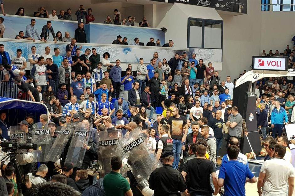  Navijač sin ministra policije Crne Gore Amar Nuhodžić pljuvao košarkaše Crvene zvezde 