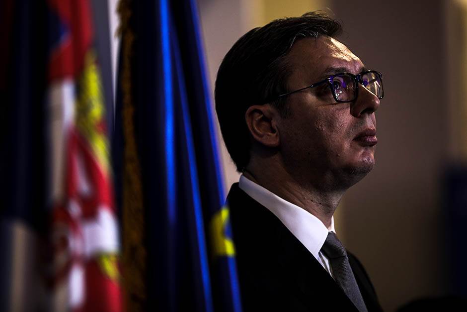  Aleksandar Vučić i ambasador Velike Britanije Abot o fotografiji s Kurtijem ispod albanske zastave 