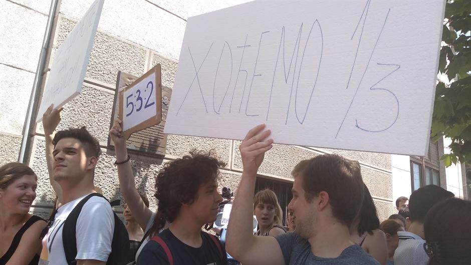   Protest ispred Prve beogradske gimnazije zbog ukidanja jezičkog odeljenja 