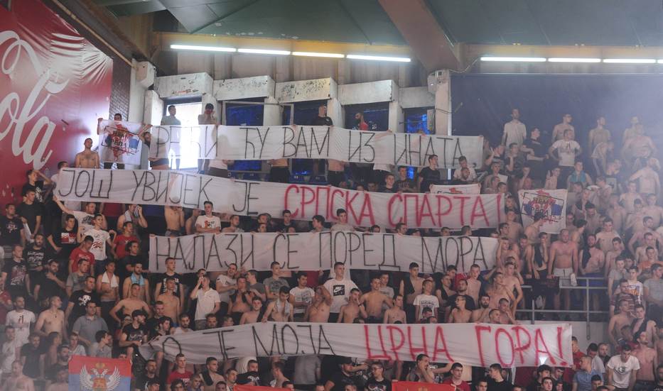  Navijači Zvezde Delije zapalili zastavu Kosova, transparent za Crnu Goru "Srpska Sparta" 