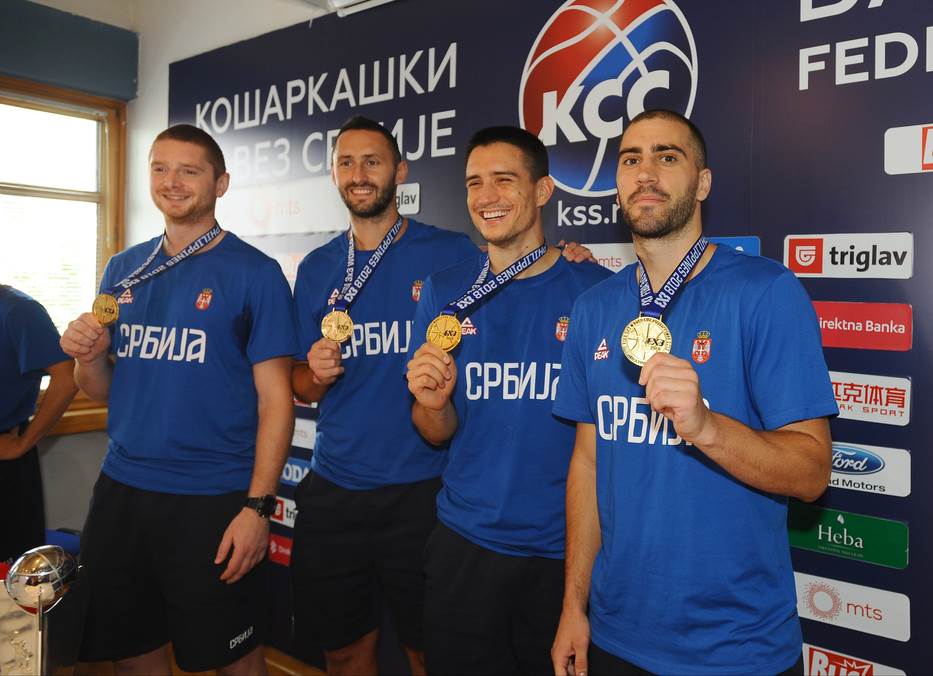  Srpski basketaši na Svetskom prvenstvu u Amsterdamu brane trofej 