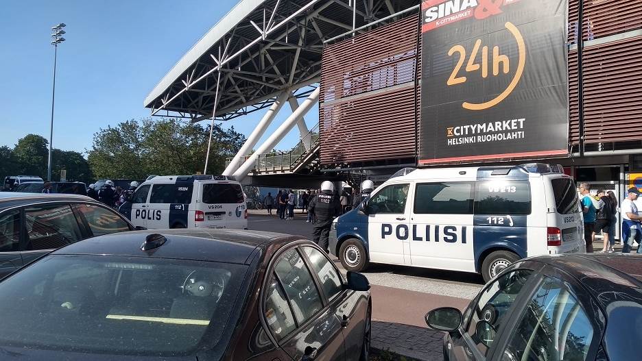 Navijači Zvezda i Helsinki sukob ispred stadiona (VIDEO) 