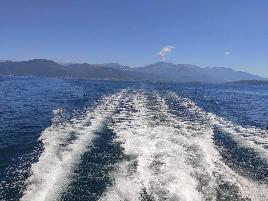  Hrvatska - mladići iz Malog Lošinja doživeli brodolom, plivali do Italije 