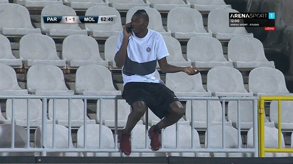  Umar Sadik pričao telefonom tokom utakmice Partizan Molde 