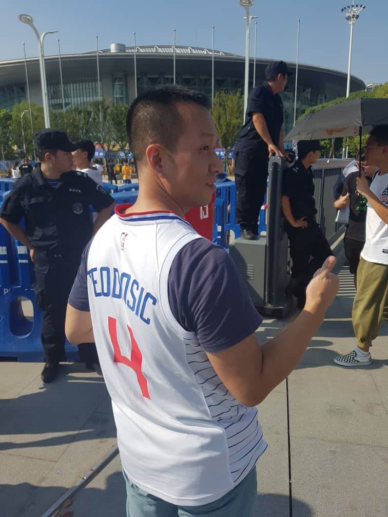  Kinez navija za Srbiju u dresu Miloša Teodosića pred Srbija Portoriko (VIDEO) 