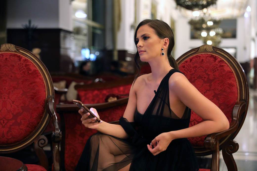  Milica Pavlović Instagram slika u haljini s dekolteom i šlicem 