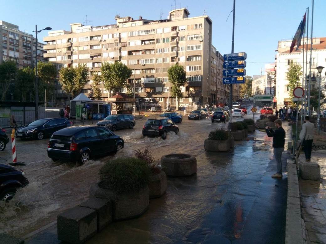  Pukla vodovodna cev, poplava u centru Beograda 
