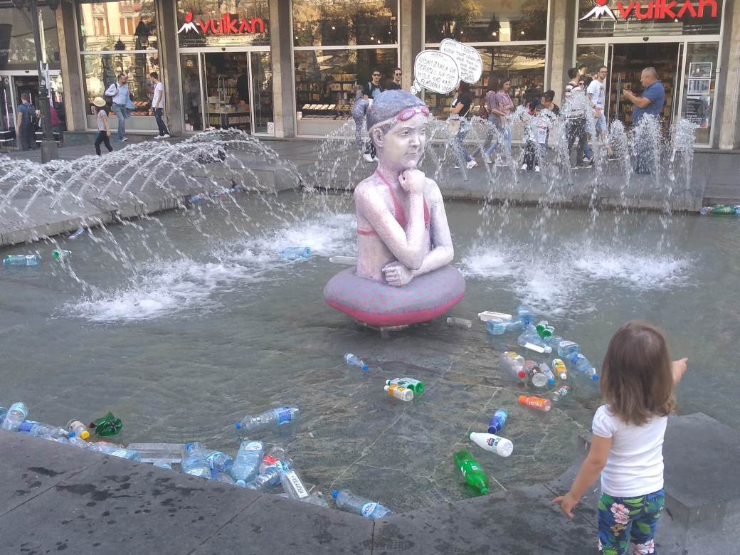  Beograd - Trg Republike, flaše u fontani 