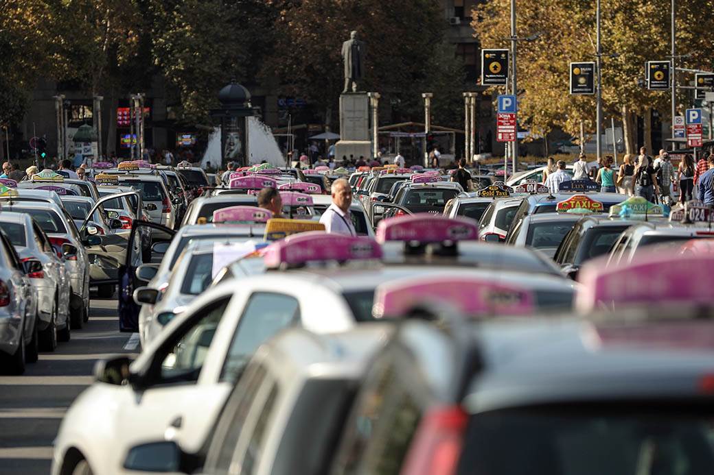  Vučić zove taksiste na smirivanje strasti 