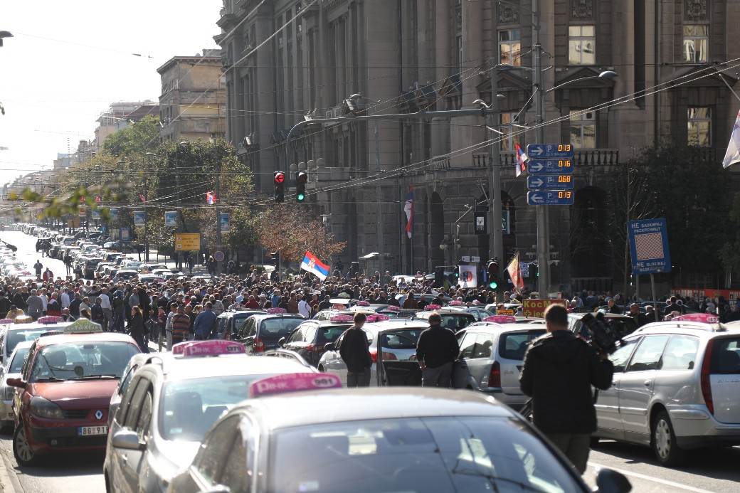  Protest taksista - Blokiran  Beograd - građani ih psuju 